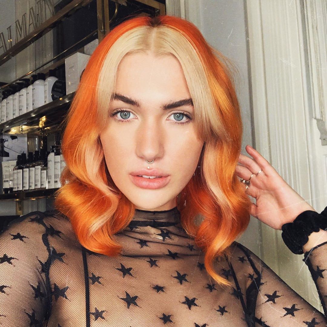Fille aux cheveux roux et aux mèches blondes à l'avant