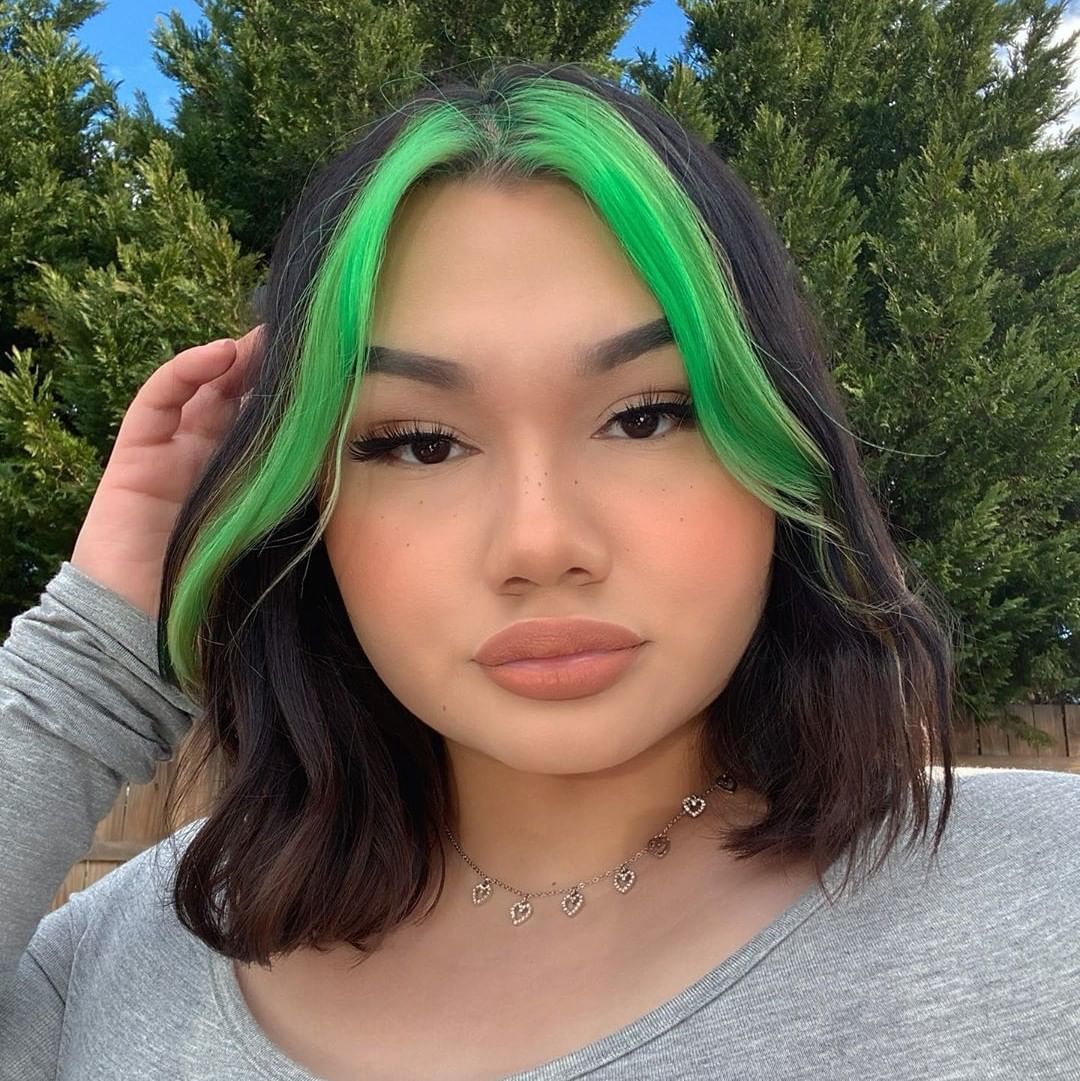 Fille au bob marron foncé avec des stries vert néon