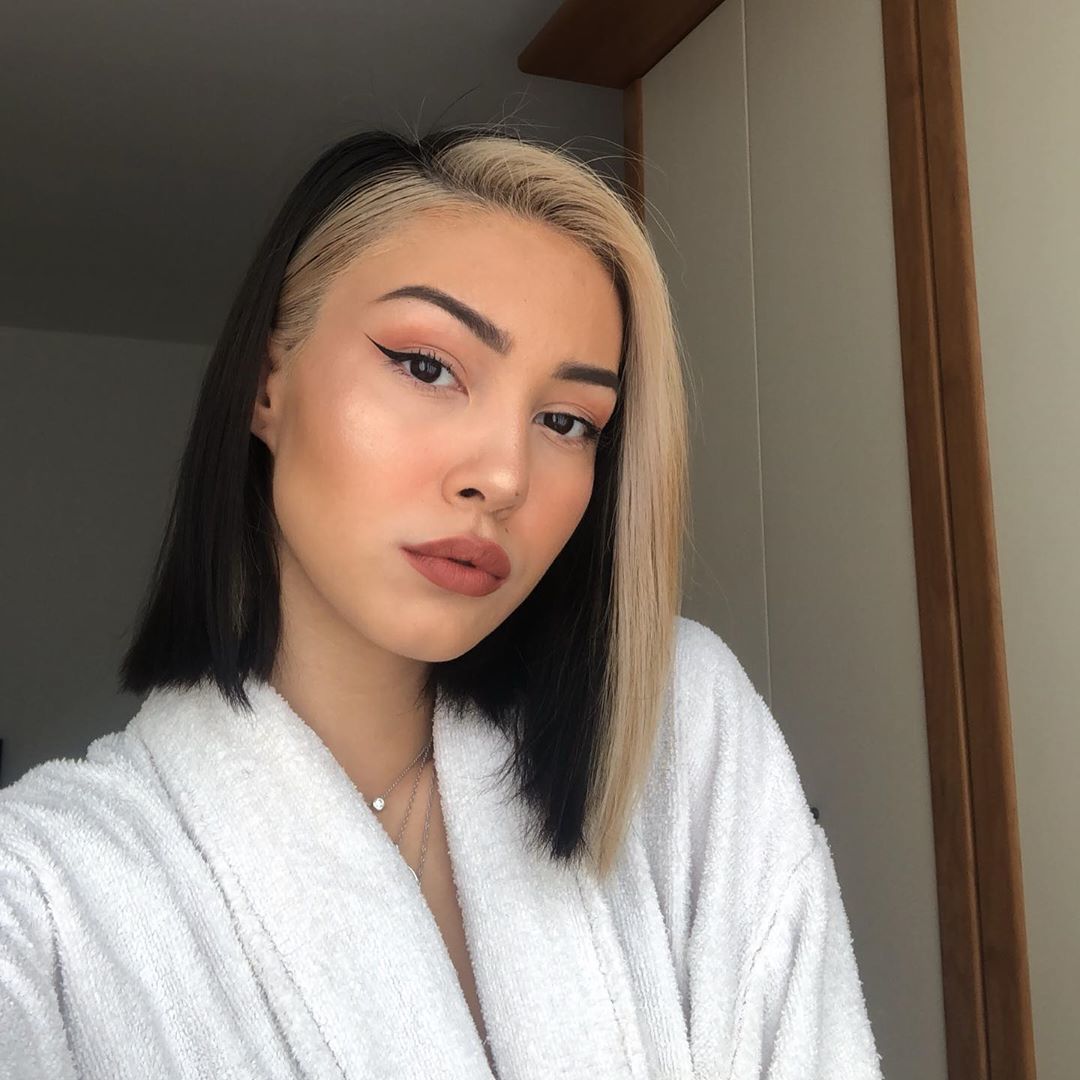 Femme aux cheveux brun foncé avec une mèche de fille