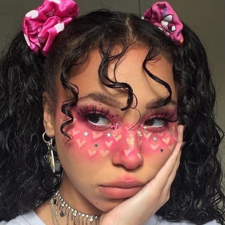 Fille aux cheveux bruns bouclés en nattes 