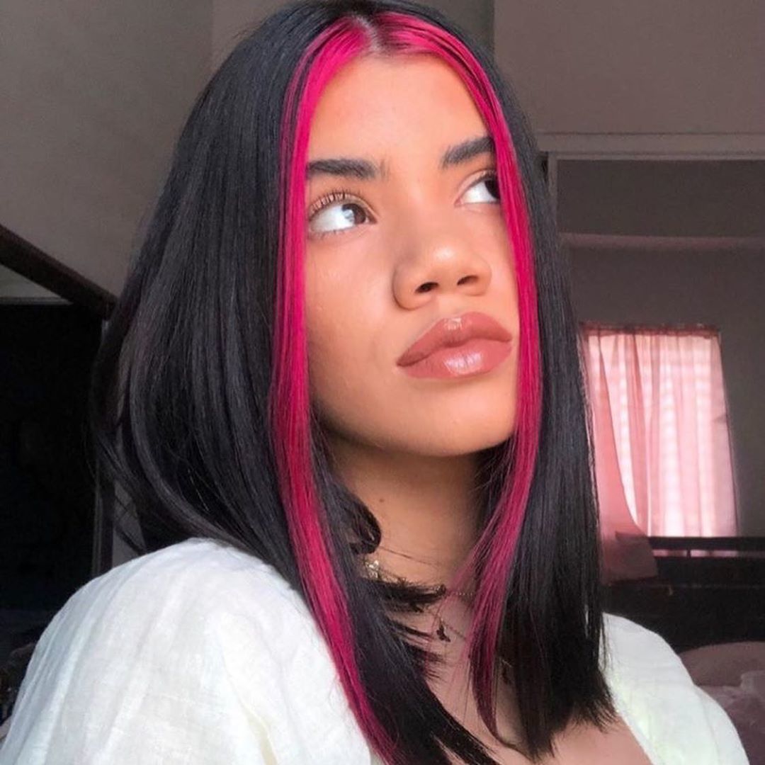 Femme aux cheveux brun foncé avec des reflets roses magenta e girl