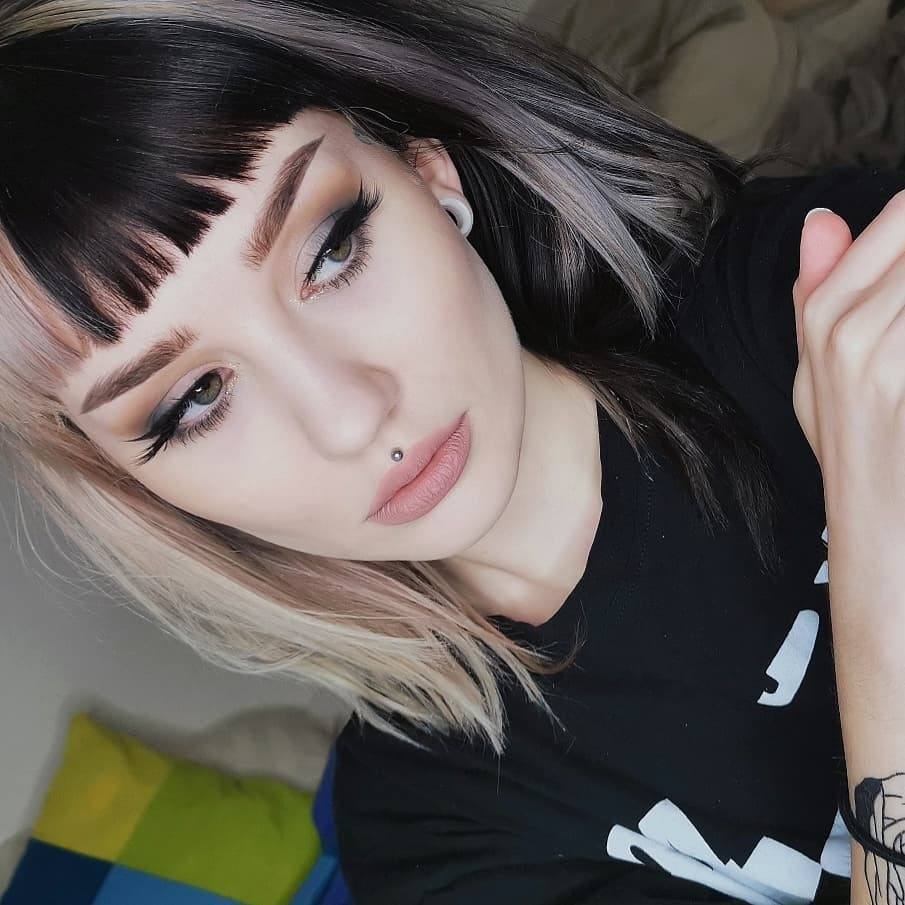 Fille avec une frange de couleur teo tonique 
