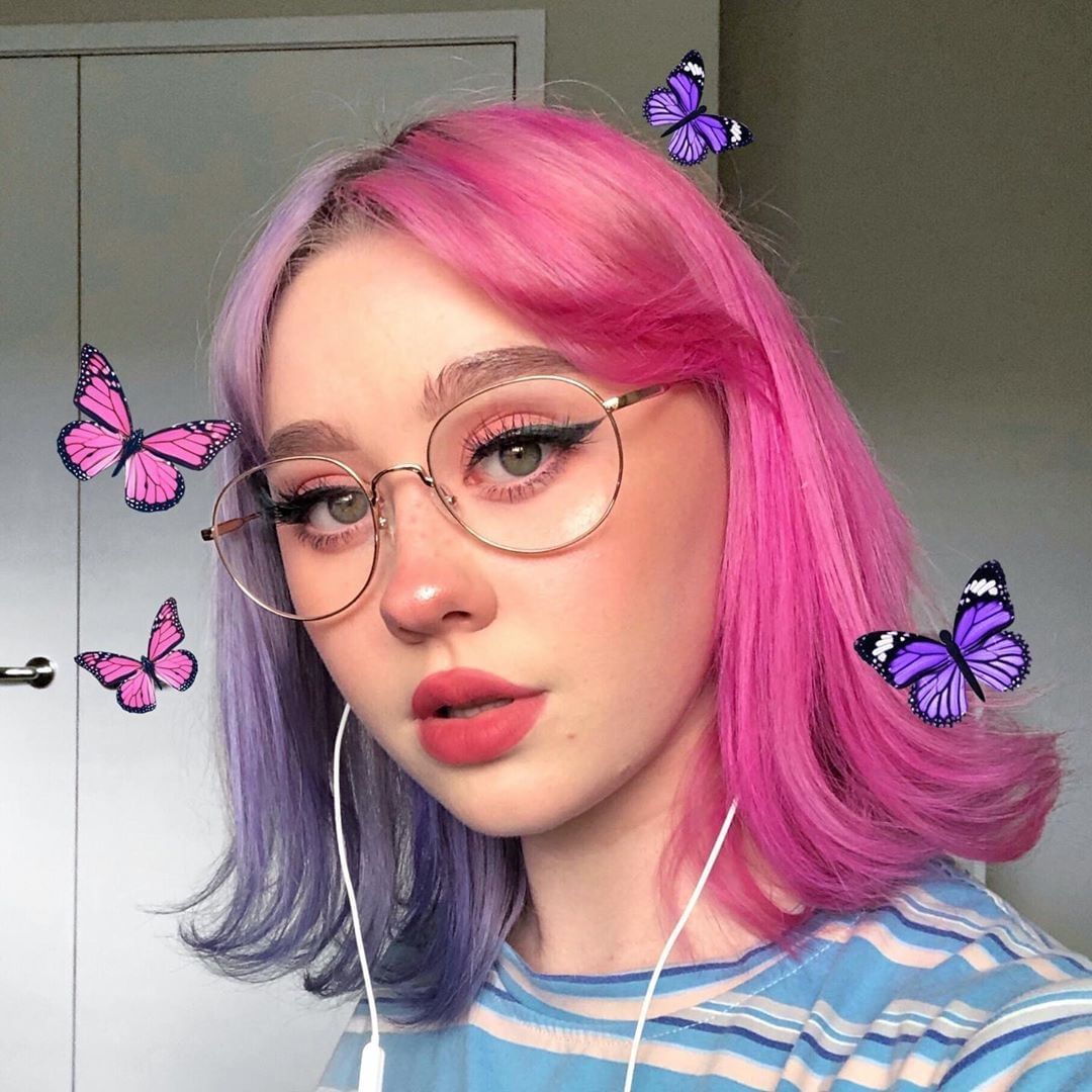 Femme aux cheveux bicolores lilas et rose e girl
