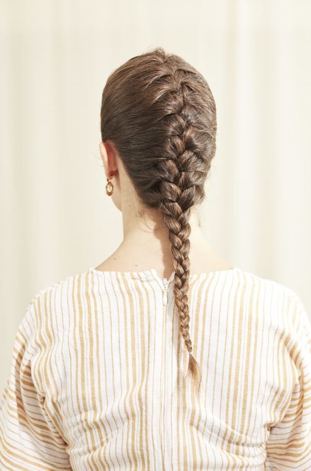 Femme avec une tresse française marron 