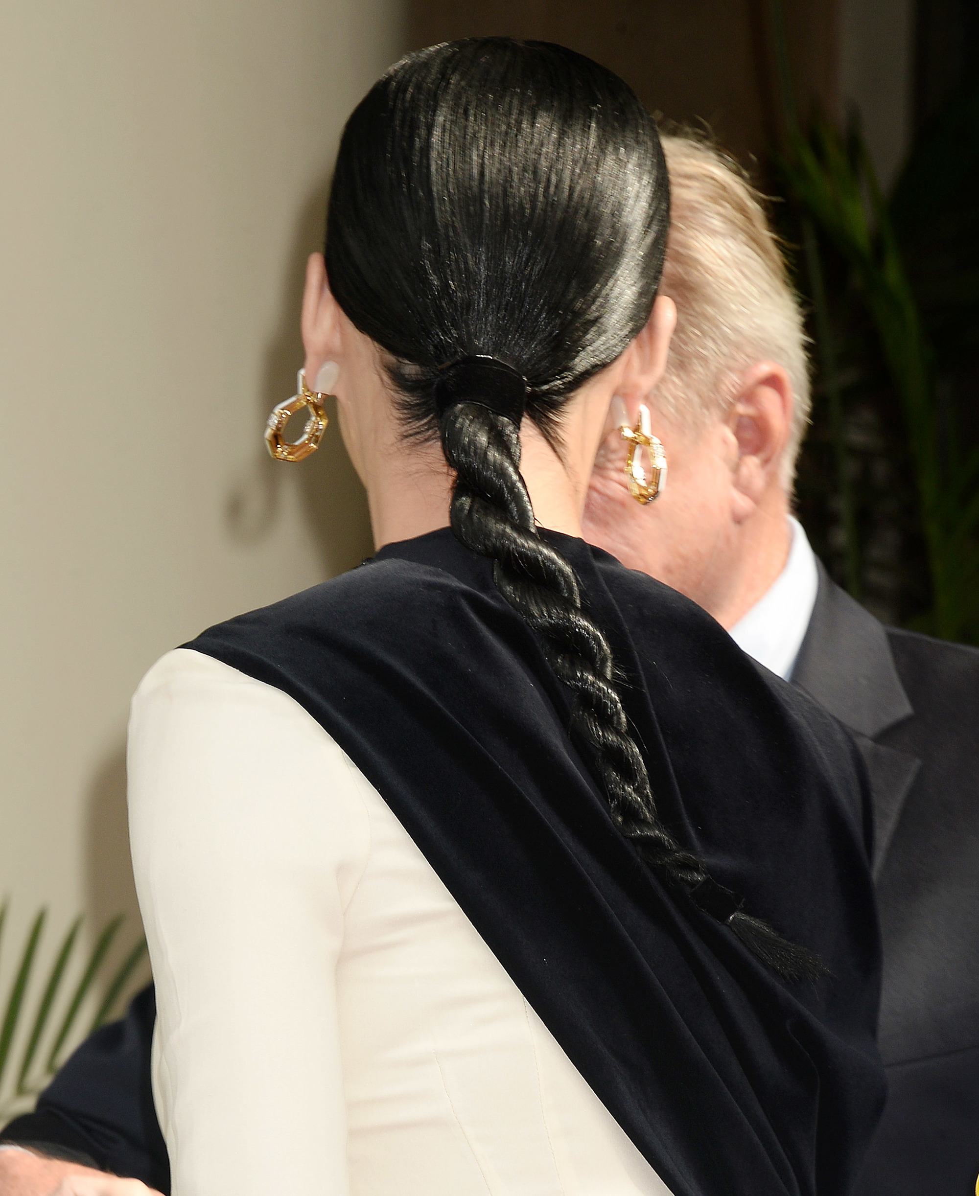 tresses simples pour les cheveux longs : katy perry avec une coiffure en tresse torsadée à la corde