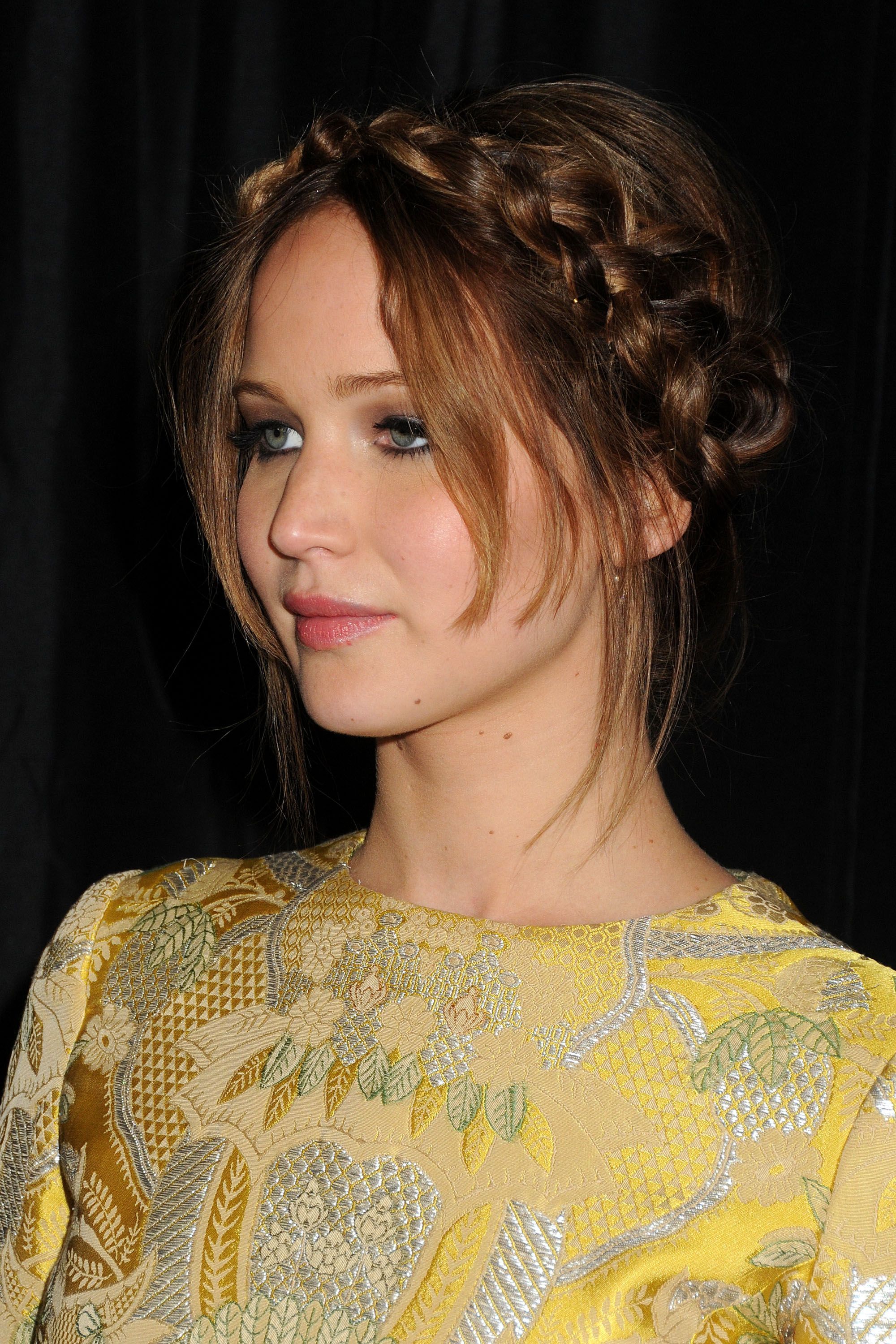 des tresses faciles à faire soi-même pour les cheveux longs : gros plan de jennifer lawrence avec une tresse de laitière