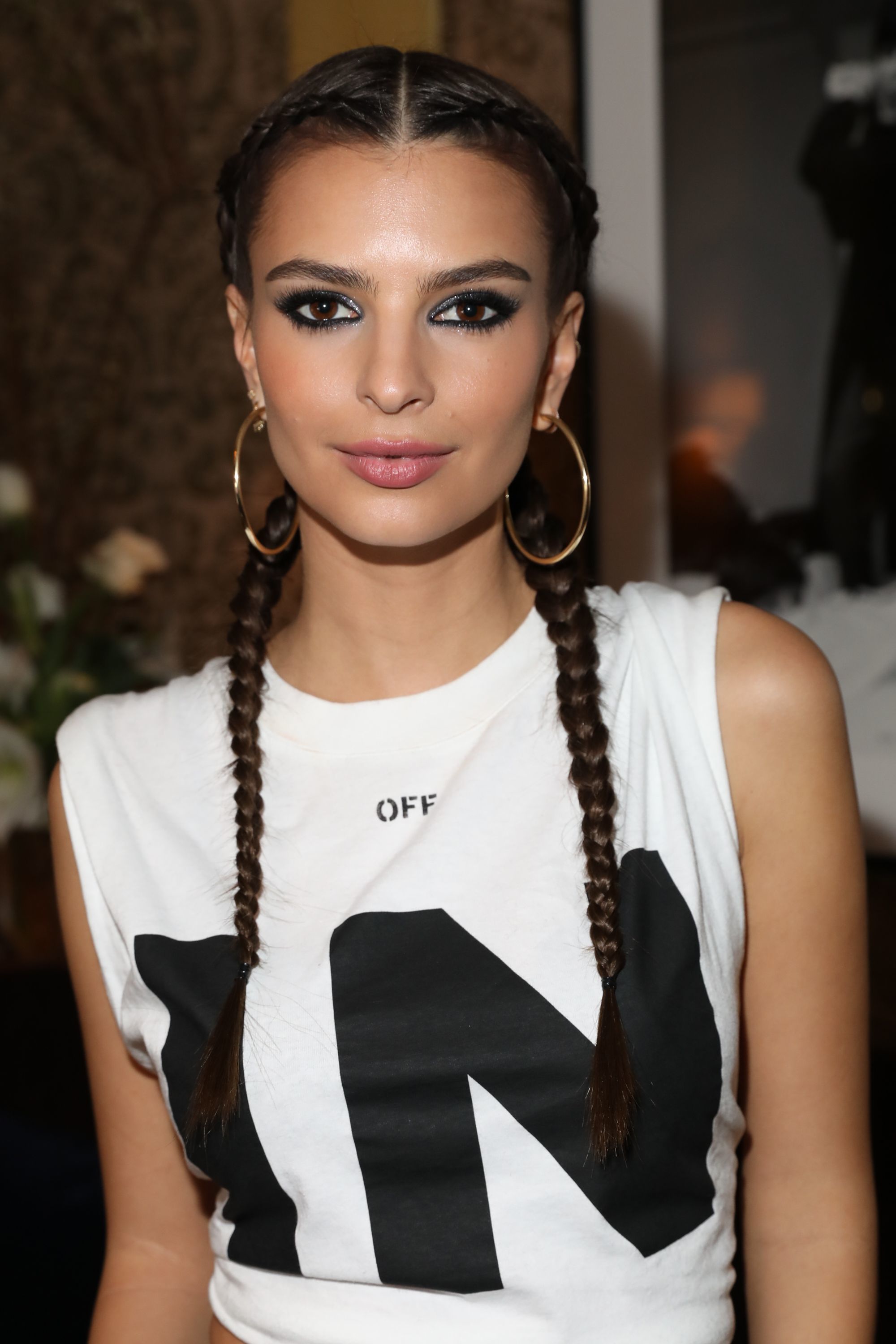 tresses faciles pour les cheveux longs : plan arrière d'un modèle avec une longue coiffure en tresses de boxeur