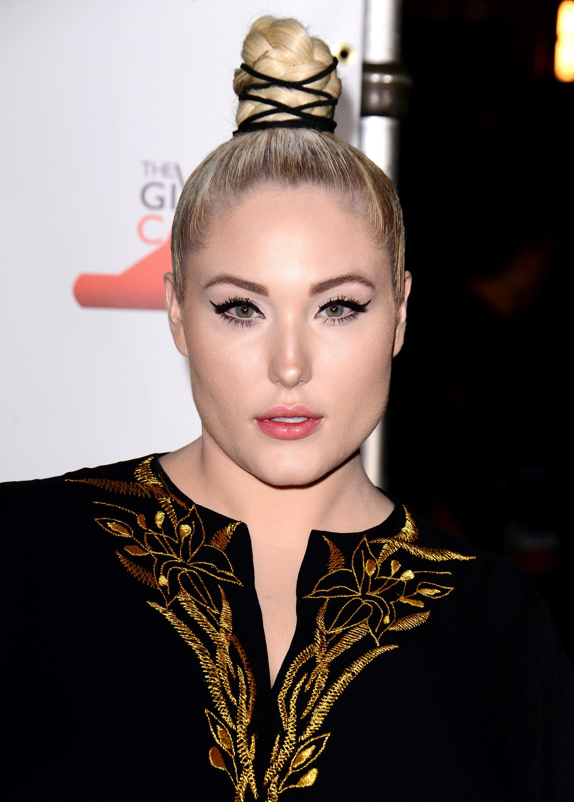 gros plan de Hayley Hasselhoff avec une coiffure à nœud supérieur tressé