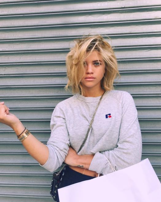 Sofia Richie blonde, cheveux longs et ondulés 