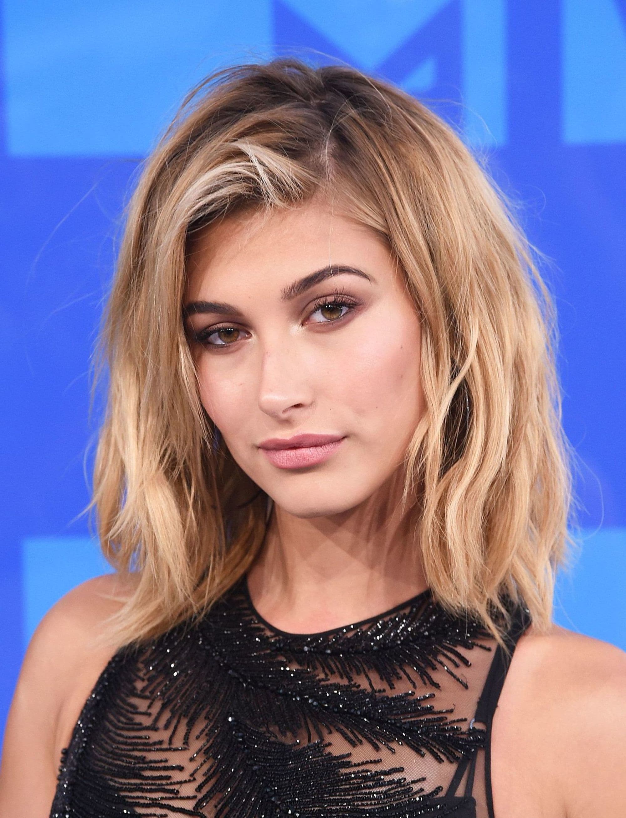 Hailey Baldwin blonde, cheveux longs et superposés des années 90 