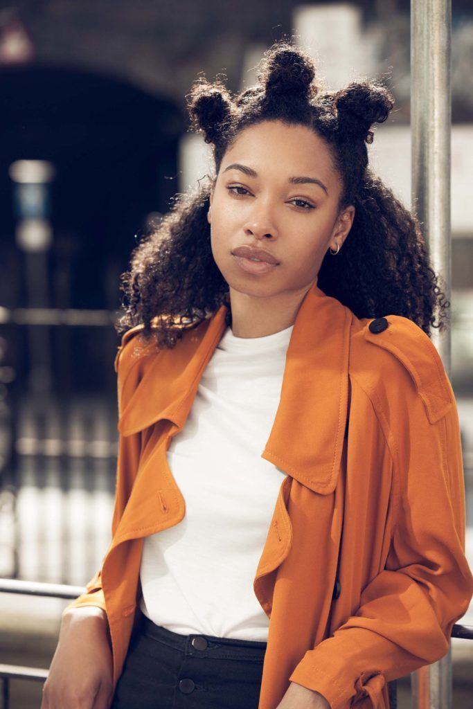 image de face d'une femme avec une coiffure afro-buns - mignonnes coiffures d'hiver