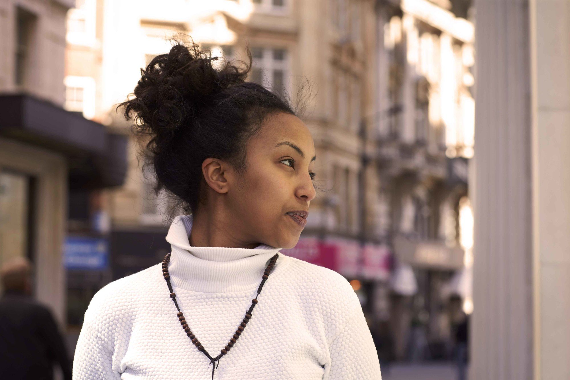 photo d'une femme avec ses cheveux dans un désordre