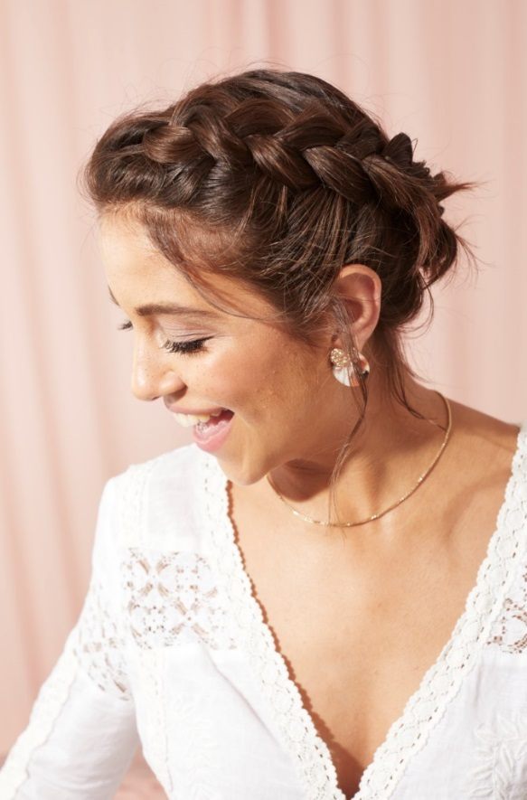 Brune avec une coiffure en tresse couronne hollandaise