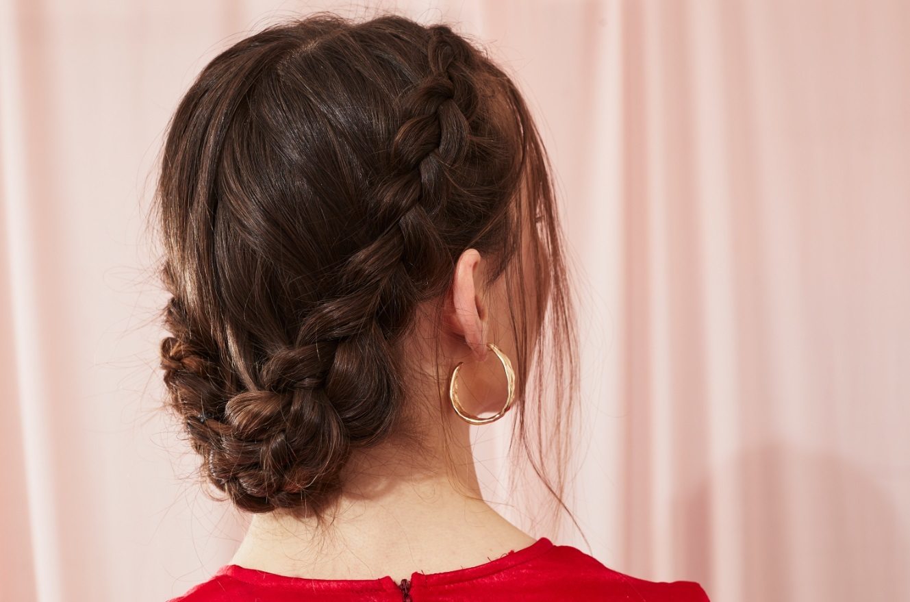 Brune avec une coiffure en tresse de la couronne grecque