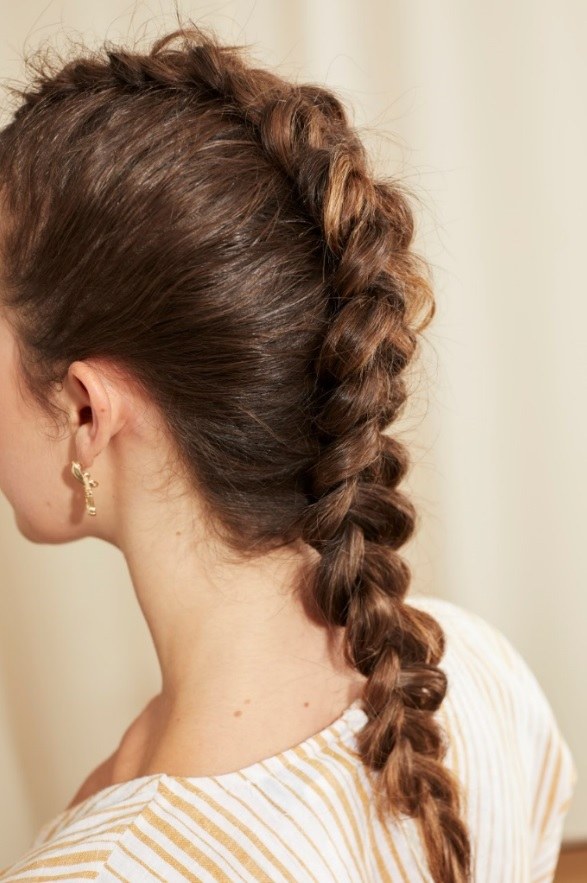 Brune avec une tresse hollandaise mohawk texturée