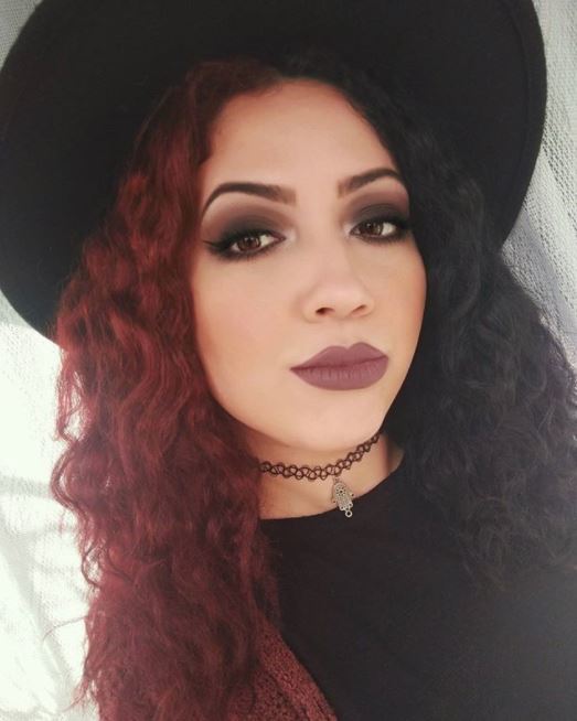 moitié rouge moitié noir cheveux longs bouclés
