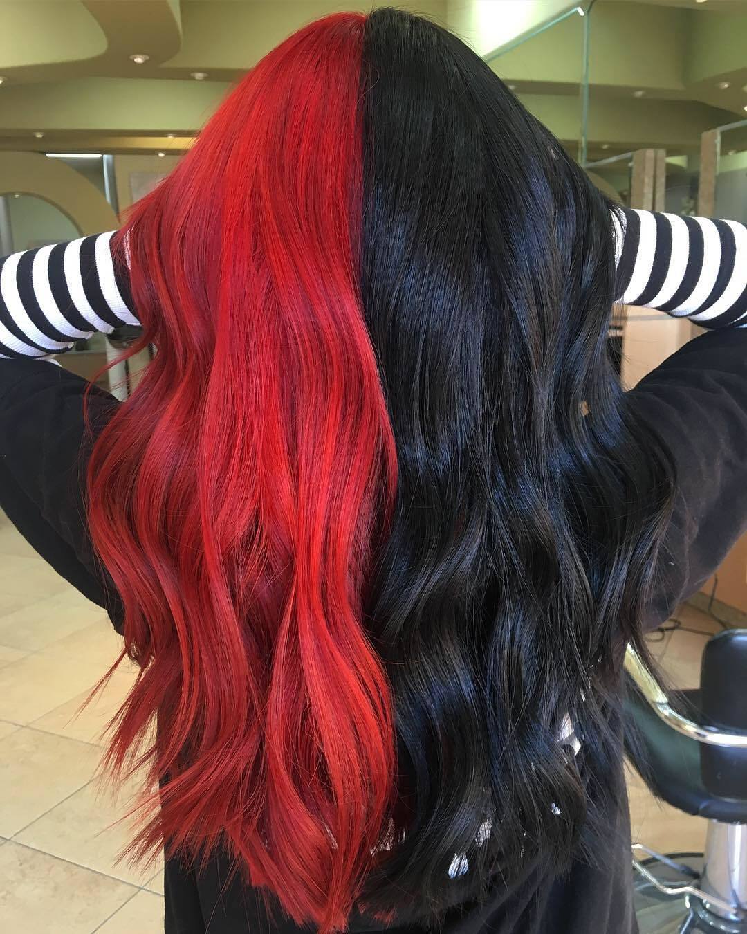 Femme aux longs cheveux teints en noir et rouge