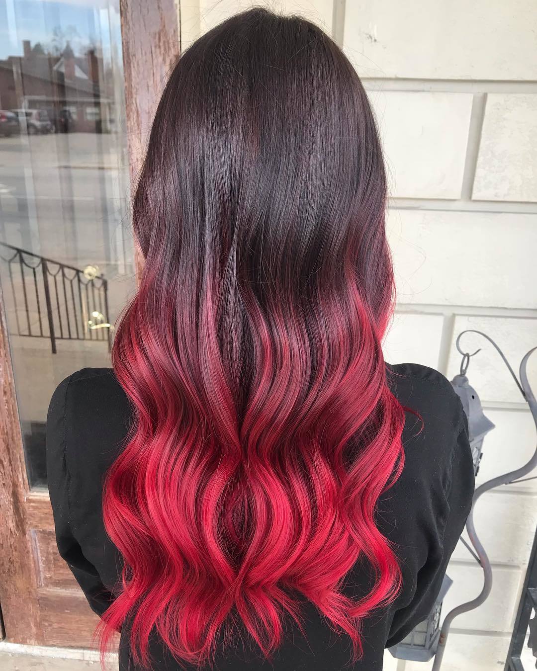 Femme aux cheveux noirs de couleur cerise, réalisée par une technique d'ombre sur ses longs cheveux