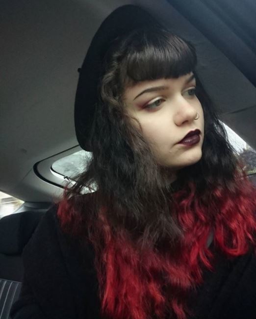 fille aux cheveux noirs avec des cheveux bouclés teints en rouge