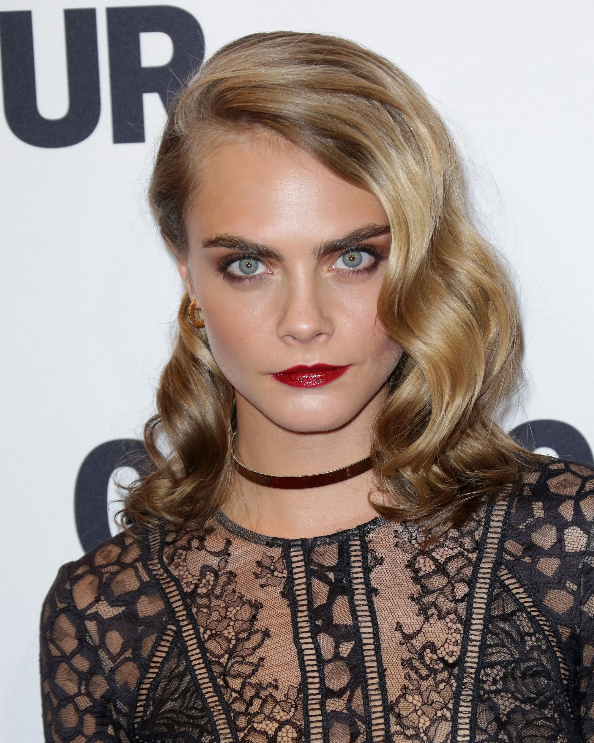 cara delevingne blonde sale longueur d'épaule cheveux ondulés