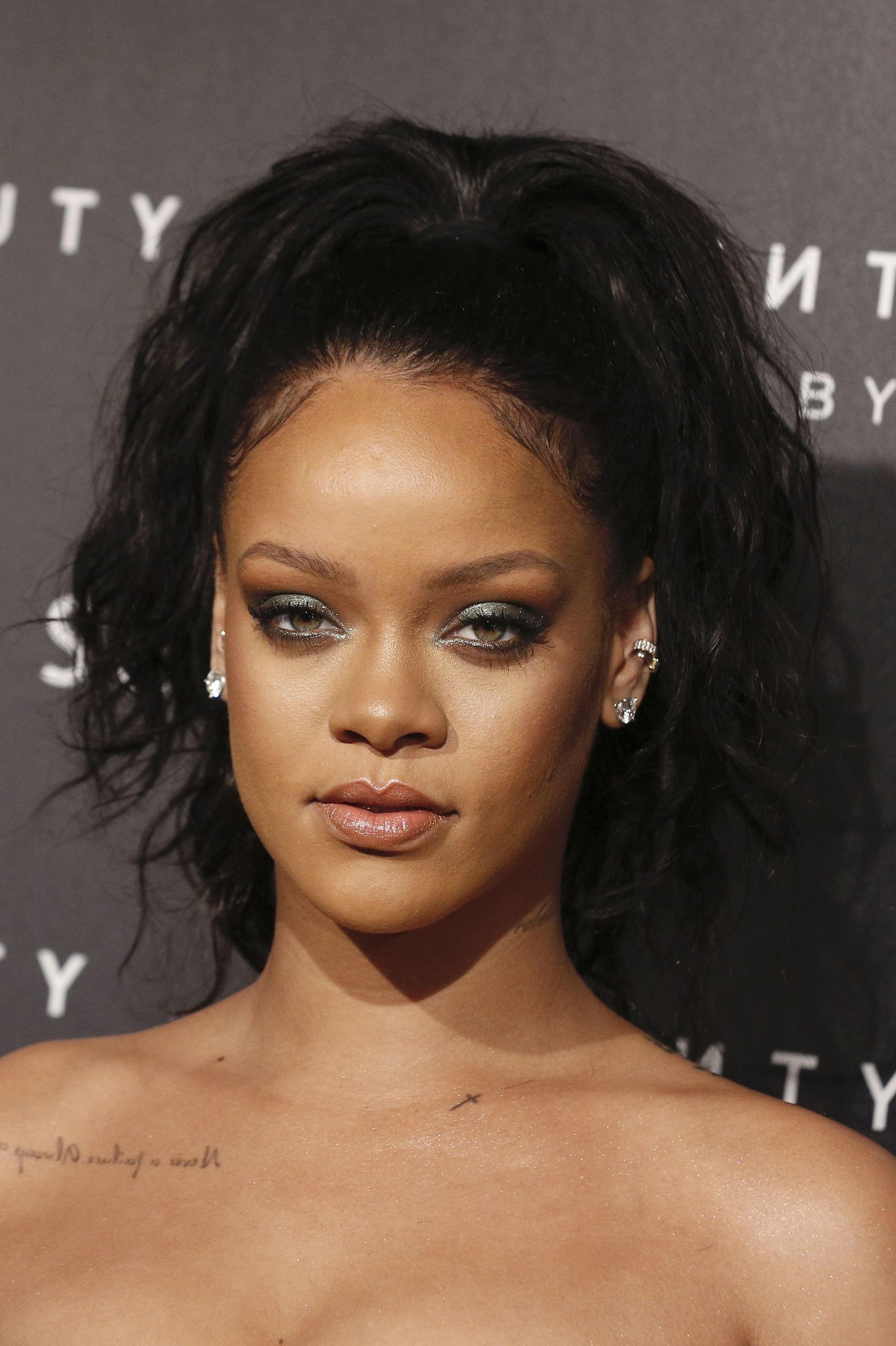 rihanna cheveux brun foncé en haute queue de cheval