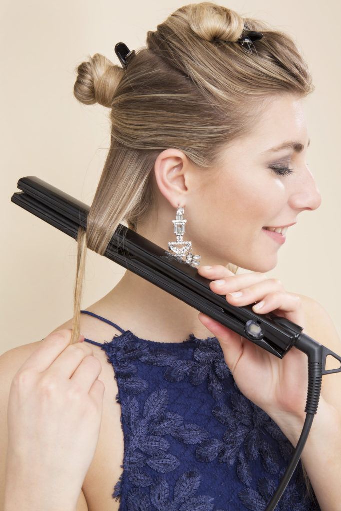Comment boucler les cheveux d'une blonde au fer plat à l'aide de lisseurs