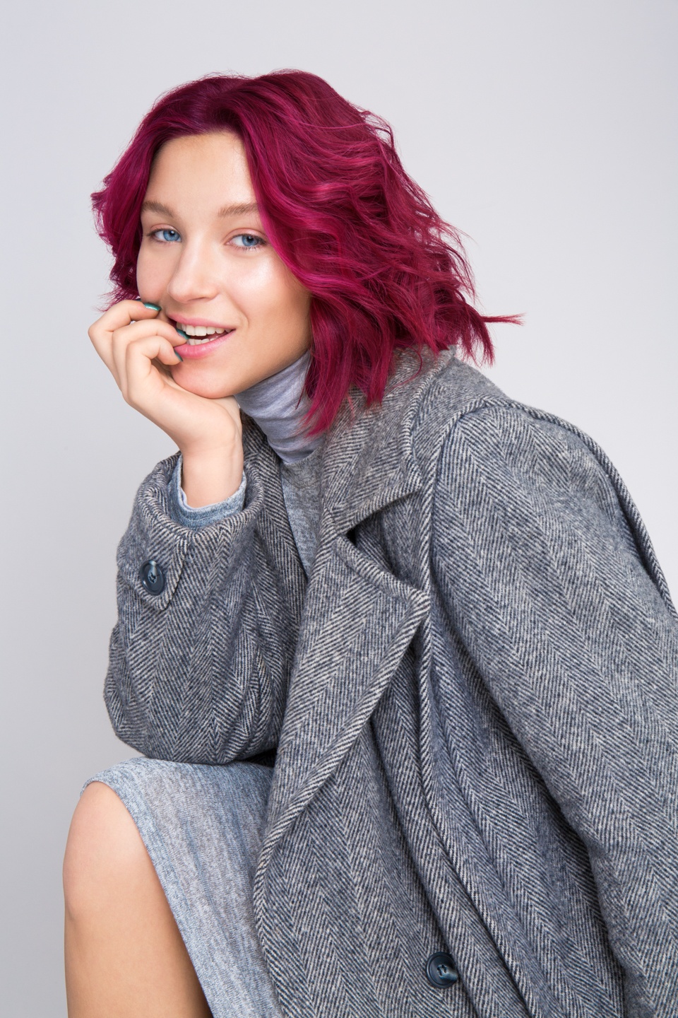 modèle aux cheveux violets et aux courtes vagues de plage - comment boucler avec un fer plat tutoriel
