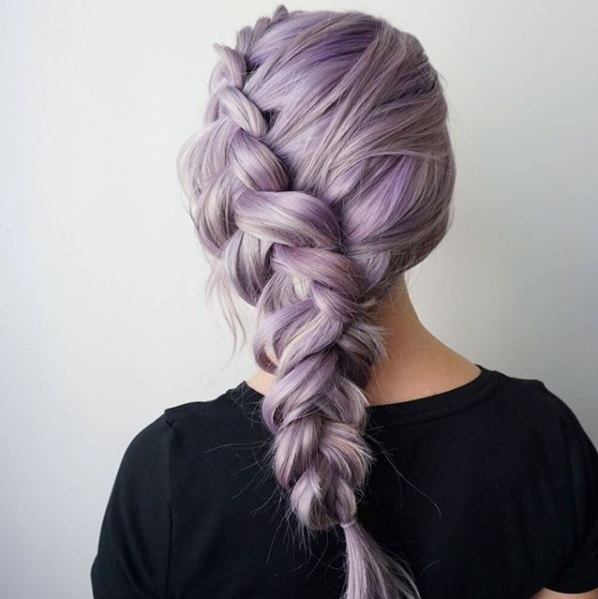 Femme aux cheveux lilas dans une tresse hollandaise