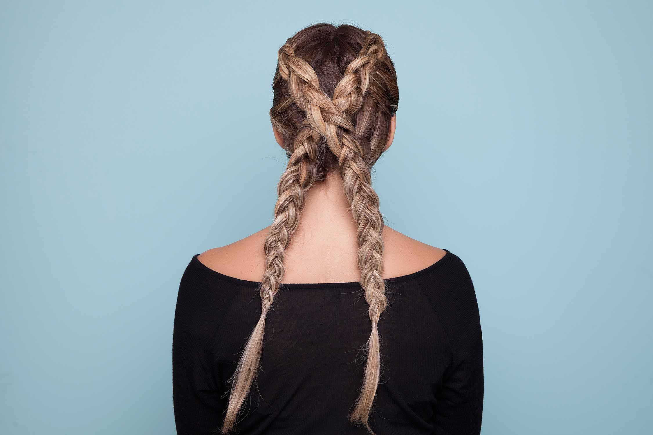 Blonde avec de longues tresses hollandaises croisées