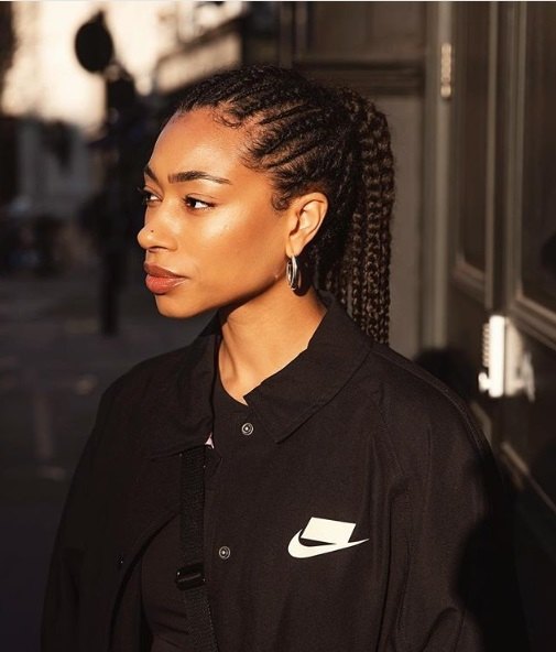 Femme avec ses cheveux naturels en queue de cheval