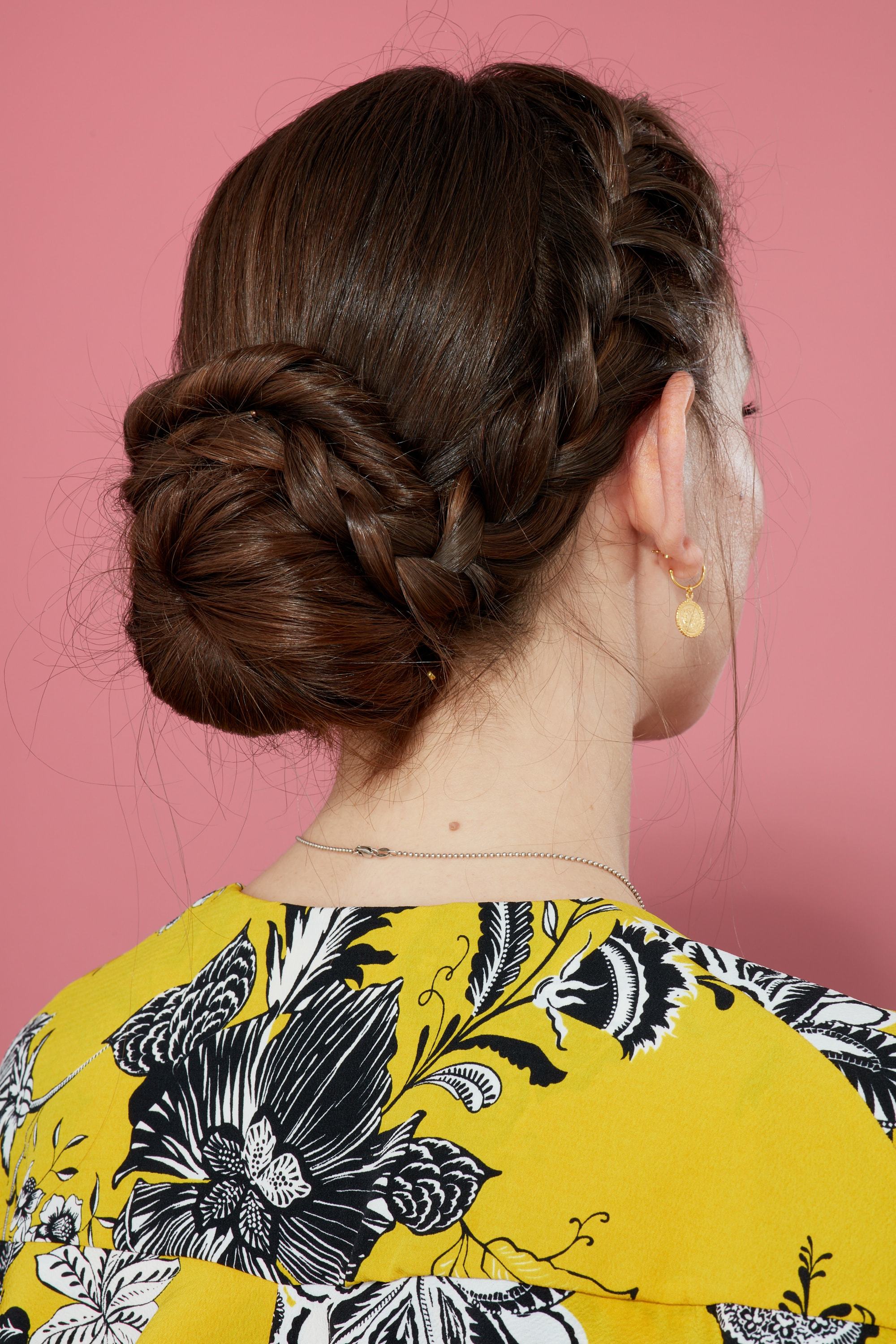 Femme aux cheveux châtains dans un updo tressé