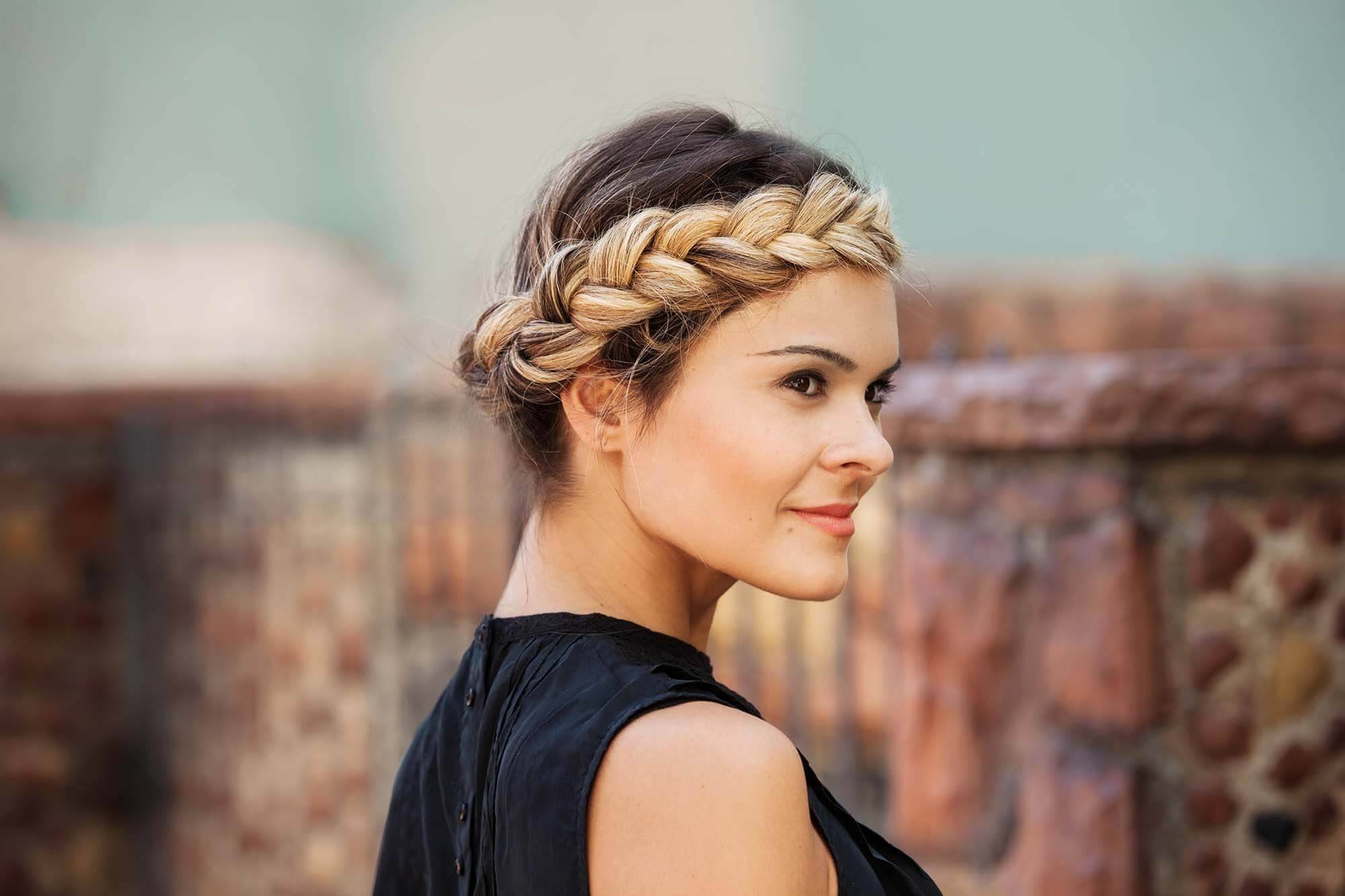 Femme avec une tresse de couronne d'ombre blonde