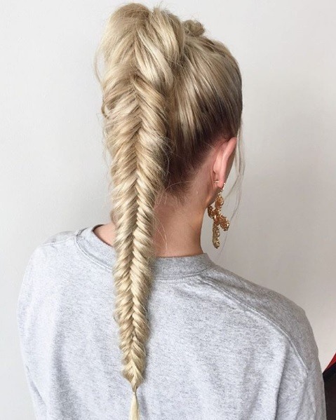 Femme blonde avec une queue de cheval tressée en queue de poisson