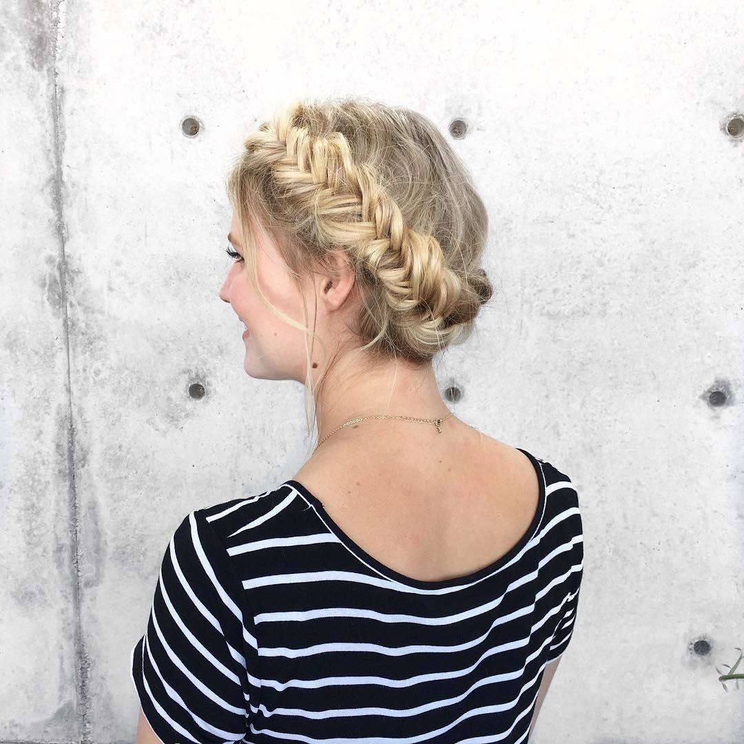 Femme blonde avec une tresse en forme d'halo en queue de poisson