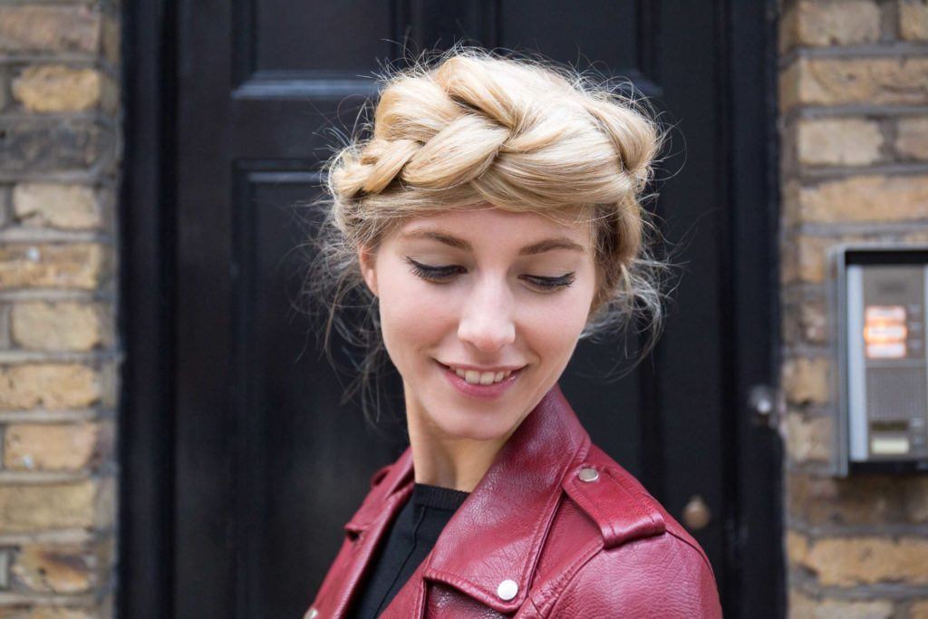 Femme blonde avec une fausse tresse auréolée