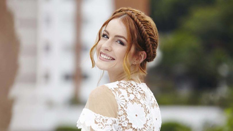 Femme aux cheveux roux avec une tresse de couronne en queue de poisson