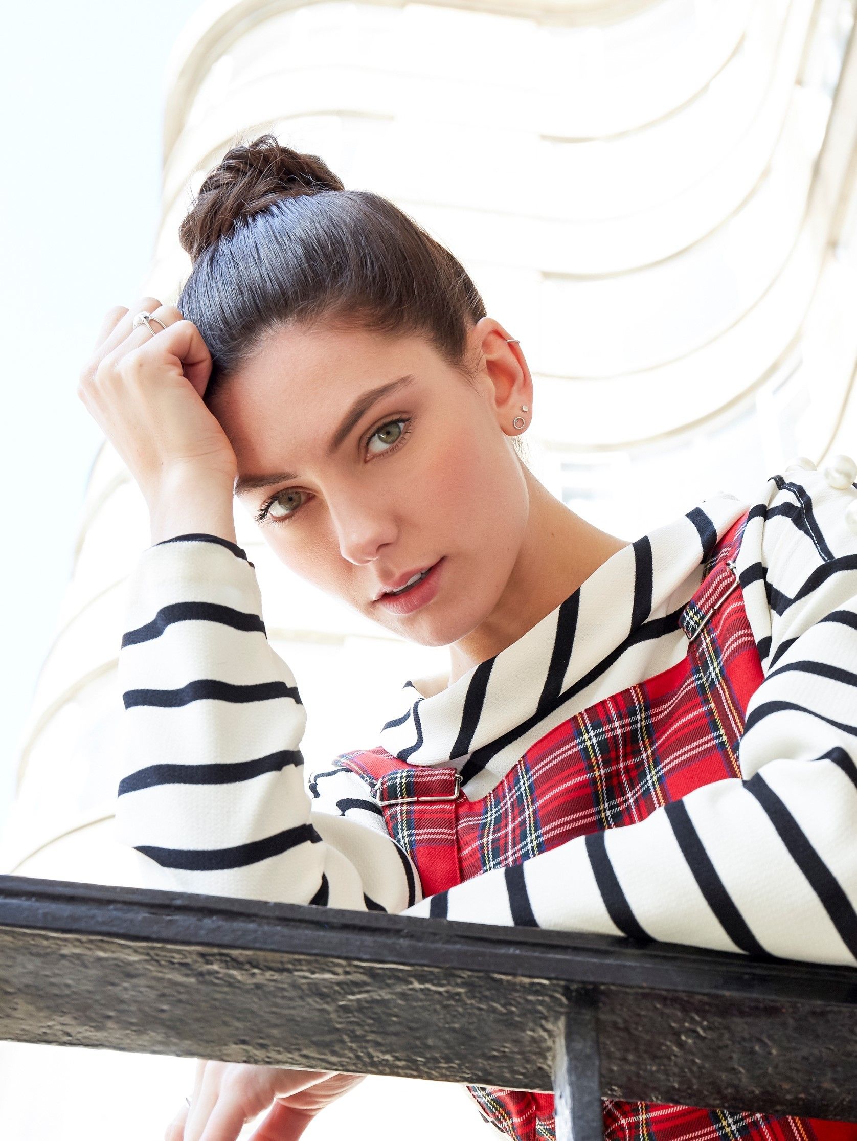 Femme brune avec un chignon tressé en queue de poisson
