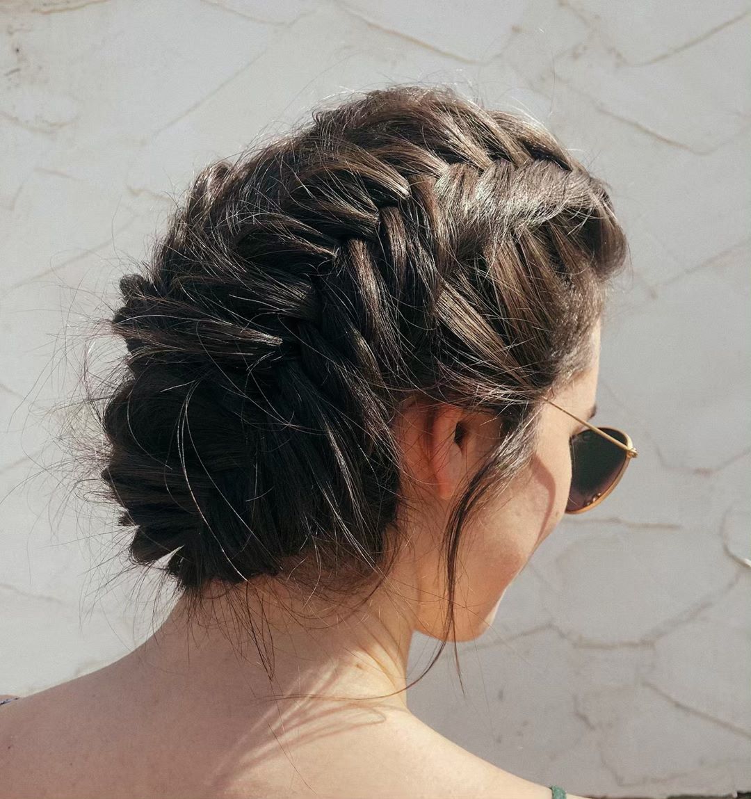 Femme brune avec un updo tressé en queue de poisson