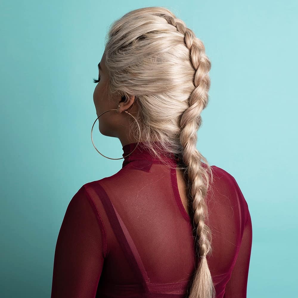 Femme aux cheveux blond platine, avec une tresse en faux faucon