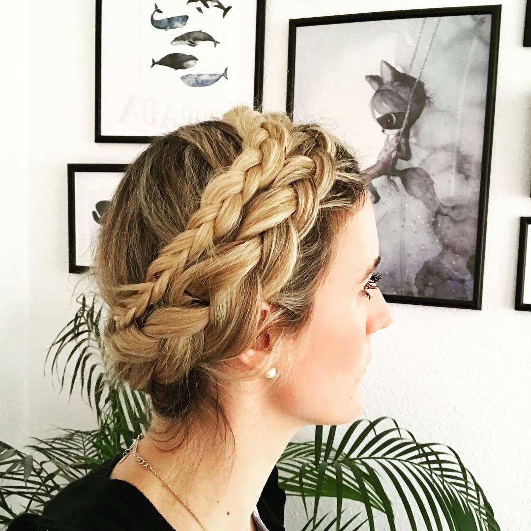 Femme blonde avec une double tresse auréolée