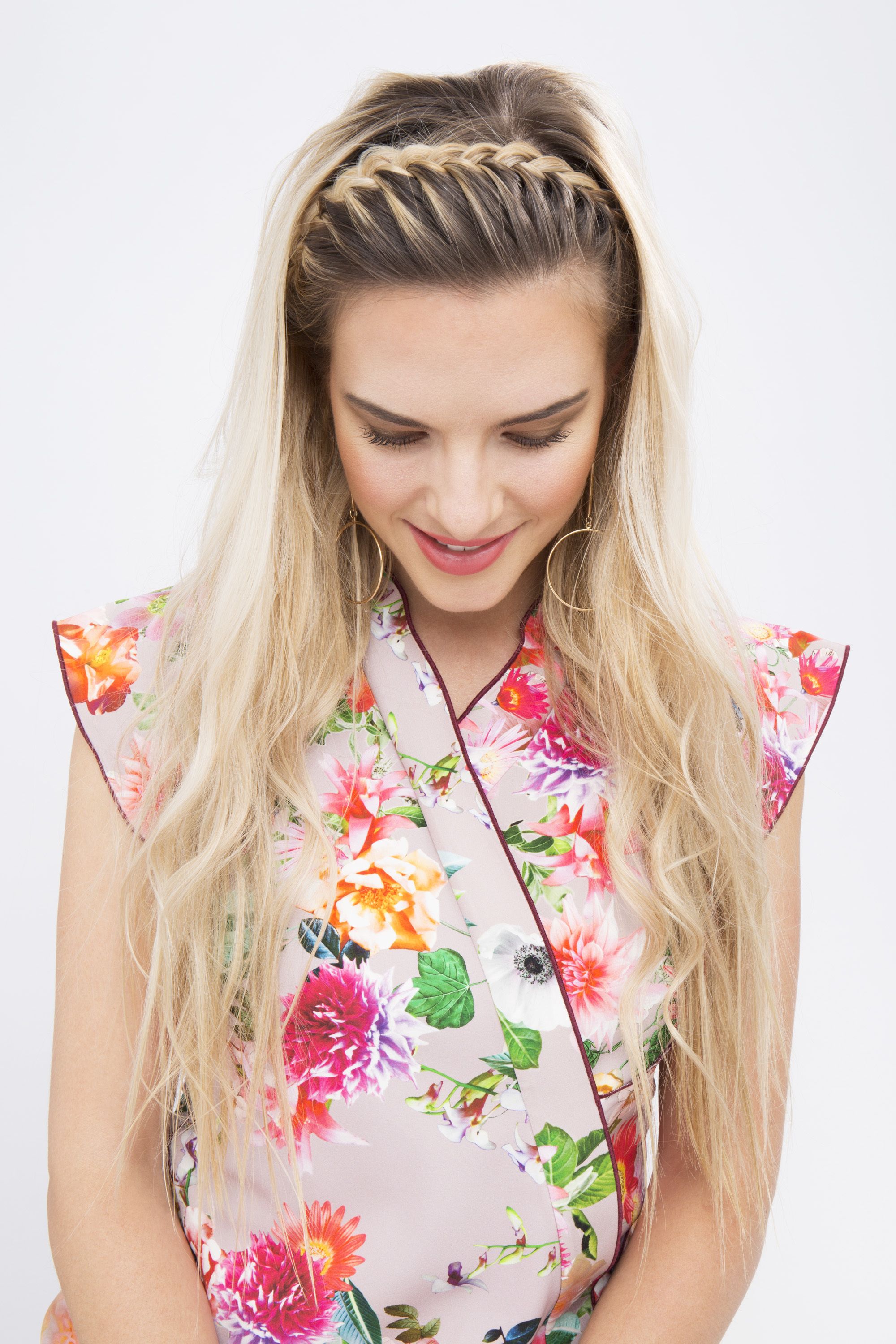 Femme blonde avec une tresse de bandeau