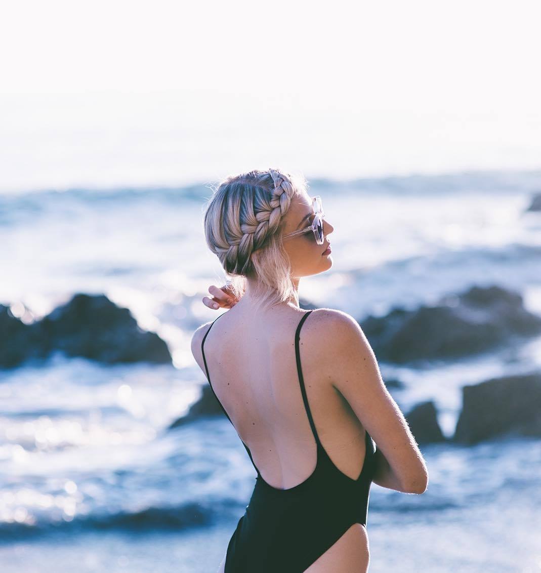 Femme aux cheveux blonds glacés en tresse de couronne