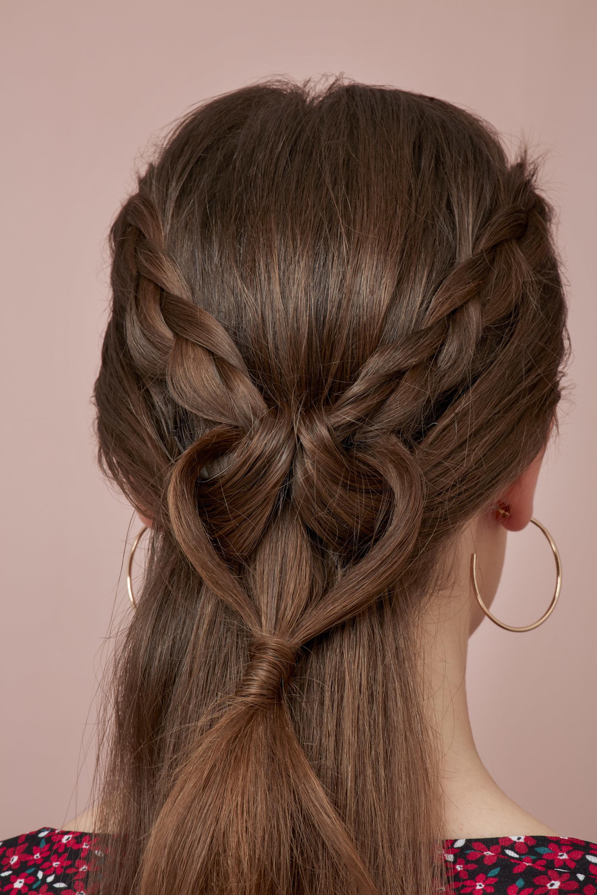 Brune aux cheveux longs en tresse de coeur à mi-hauteur