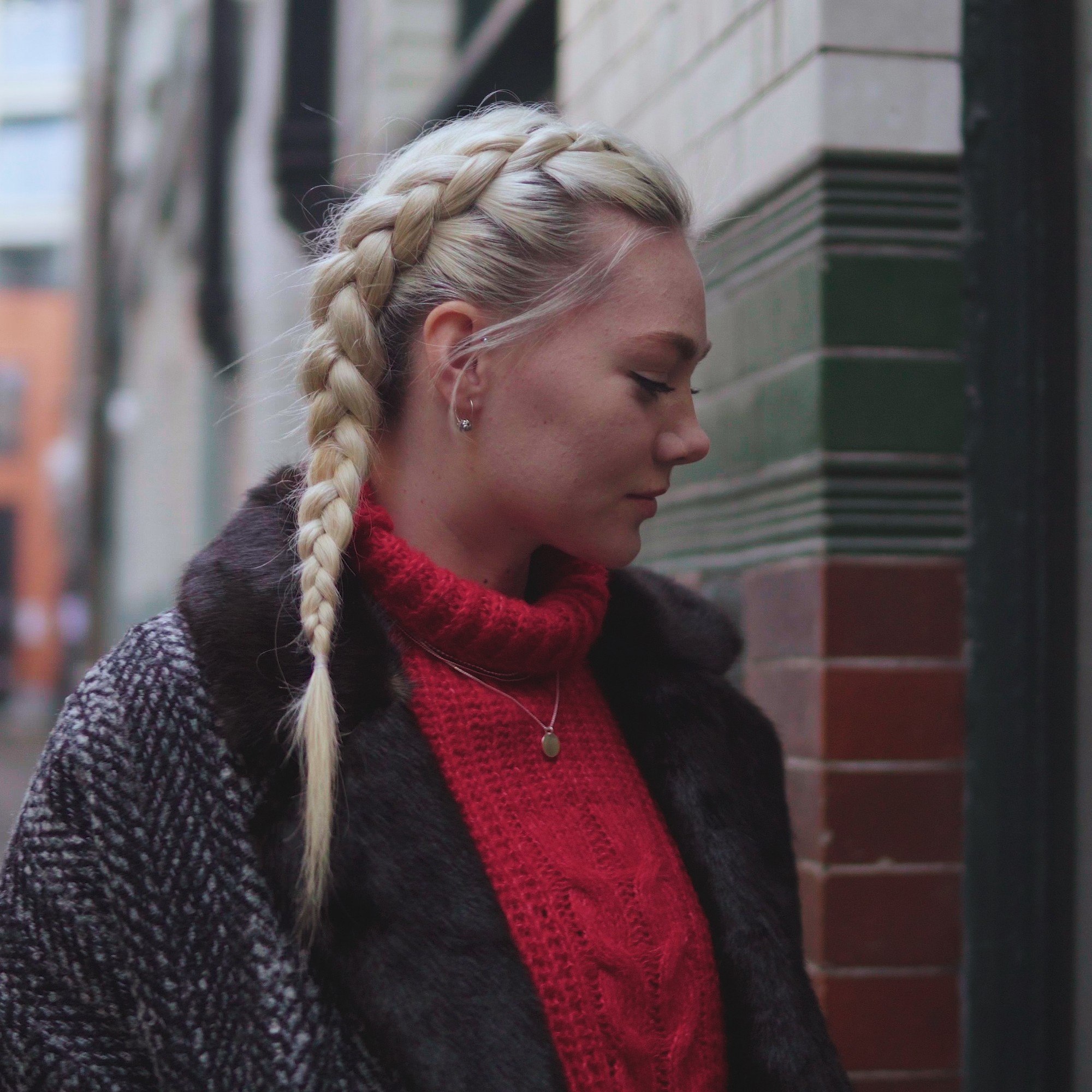 Femme blonde avec une tresse de côté