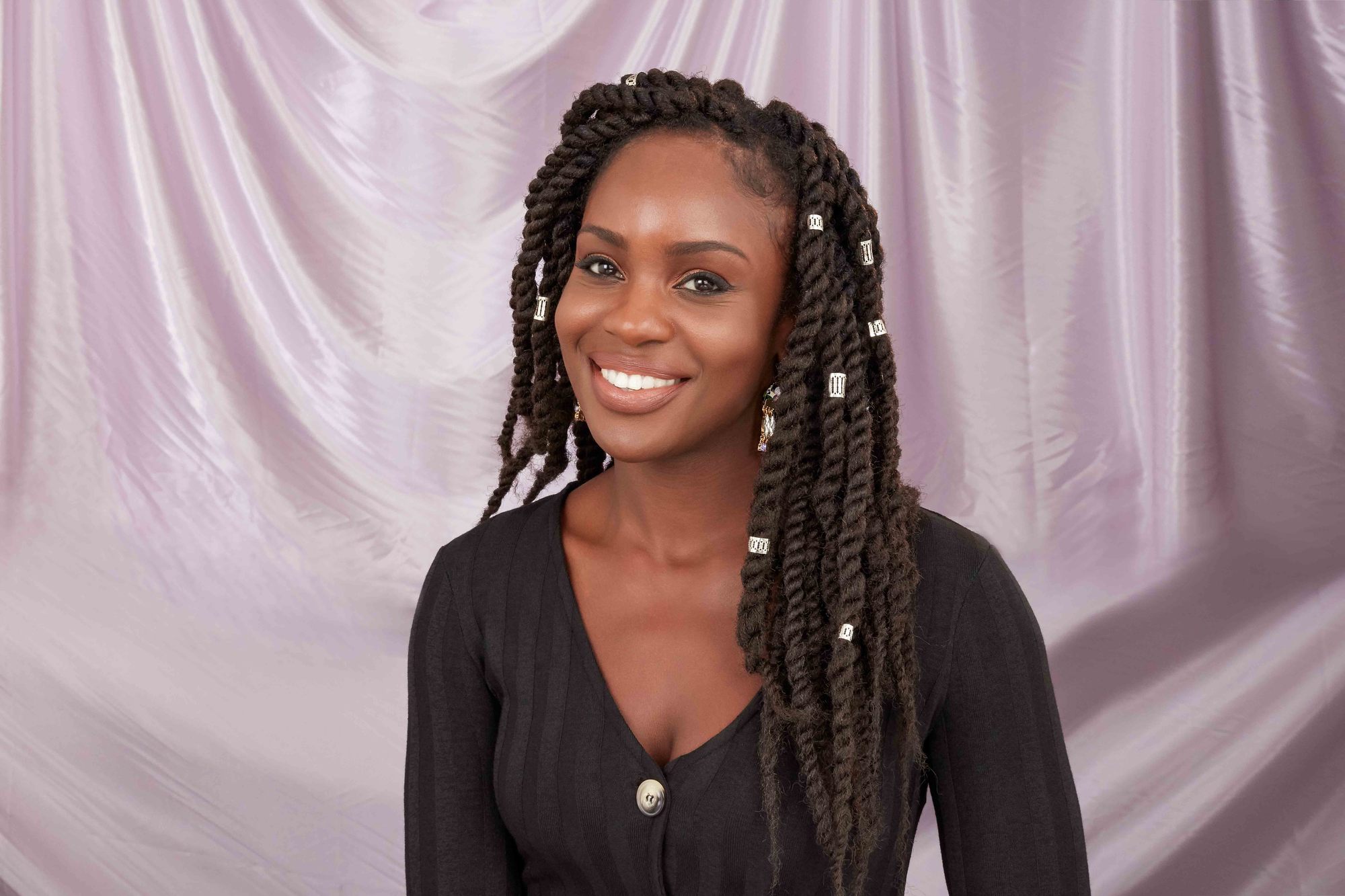 Femme aux cheveux naturels avec de longues tresses Marley couleur chocolat