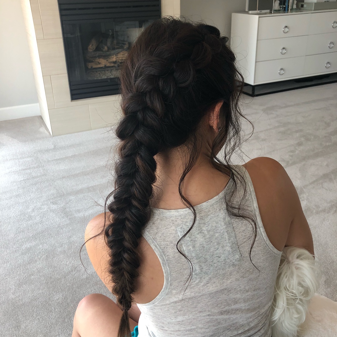 Femme aux cheveux bruns foncés, tresse en queue de poisson inversée