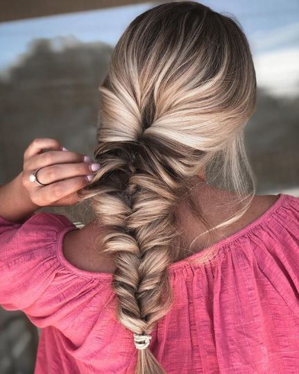 Tresse en queue de poisson sur de longs cheveux blonds