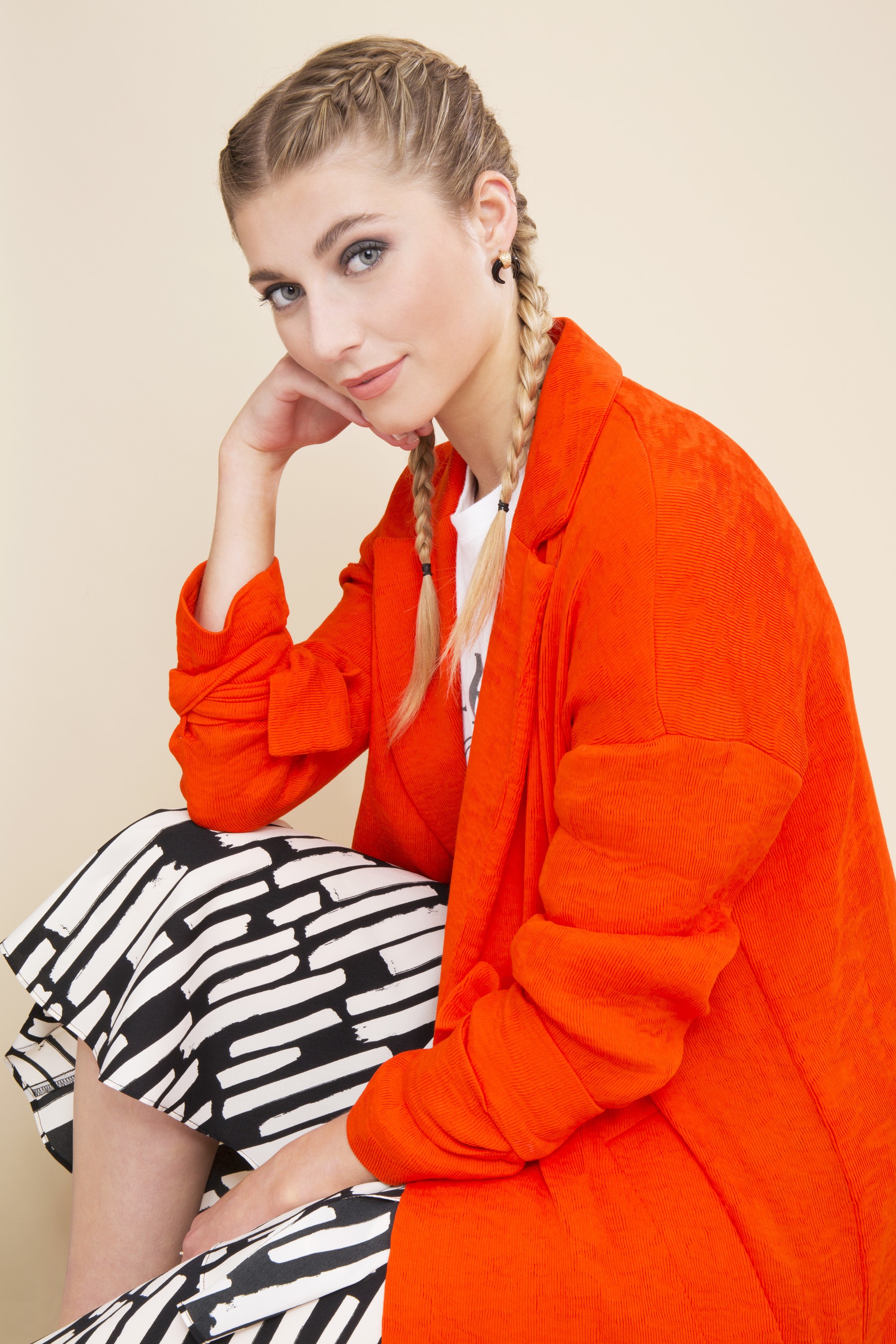 Femme blonde avec deux tresses françaises
