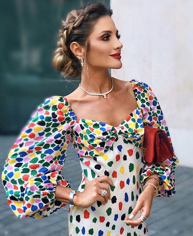 chignon à tresses latérales sur cheveux blonds foncés