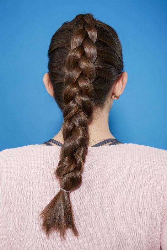Femme brune avec une tresse française inversée